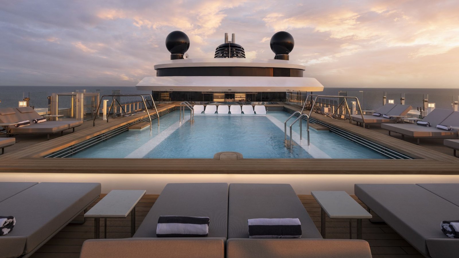 Luxury Travel Selection - Deck 10 Pool, Ilma