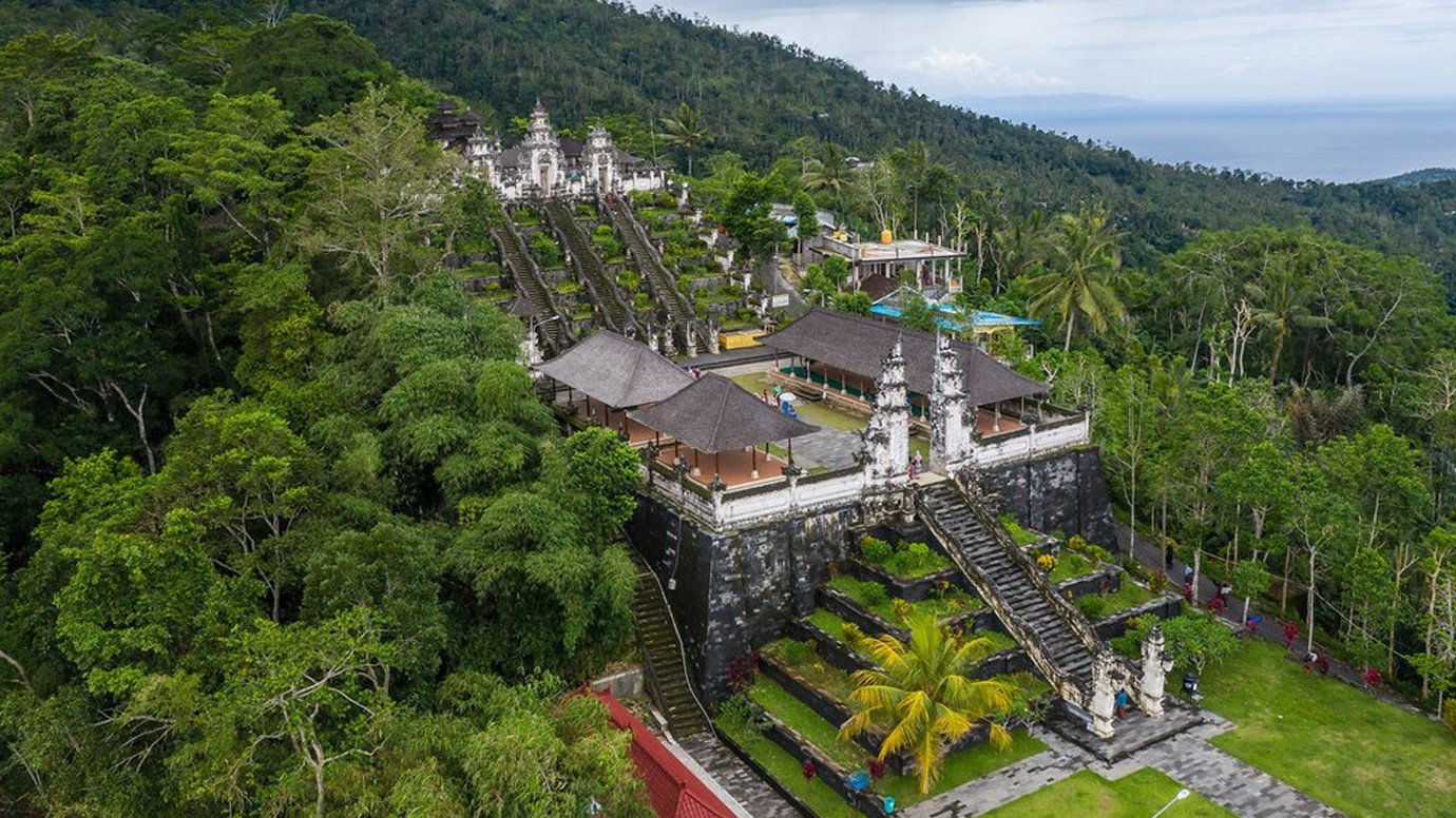 Luxury Travel Selection – Como Shambhala – Lempuyang Sky temple trekking