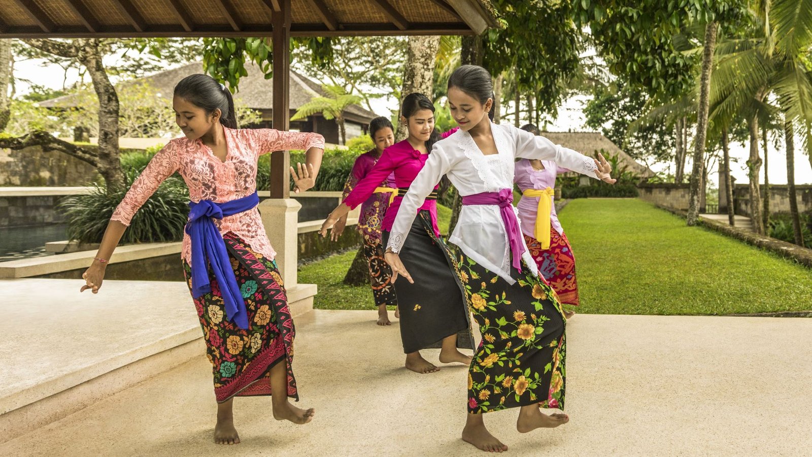 Luxury Travel Selection – Como Shambhala – Traditional_Balinese_dance_at_the_glow_restaurant
